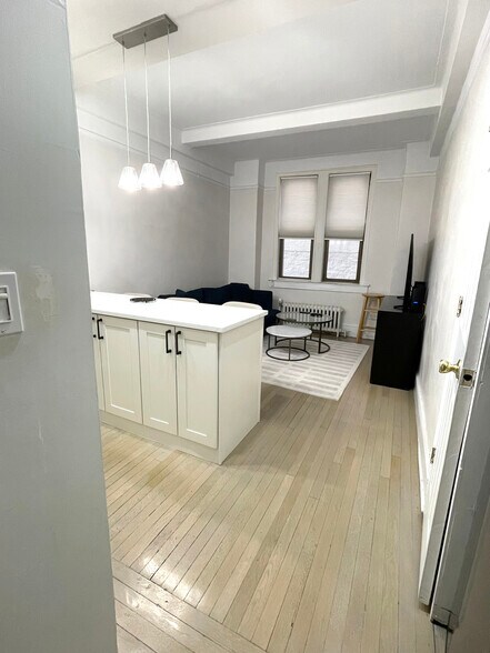 Building Photo - 50 W 106th St