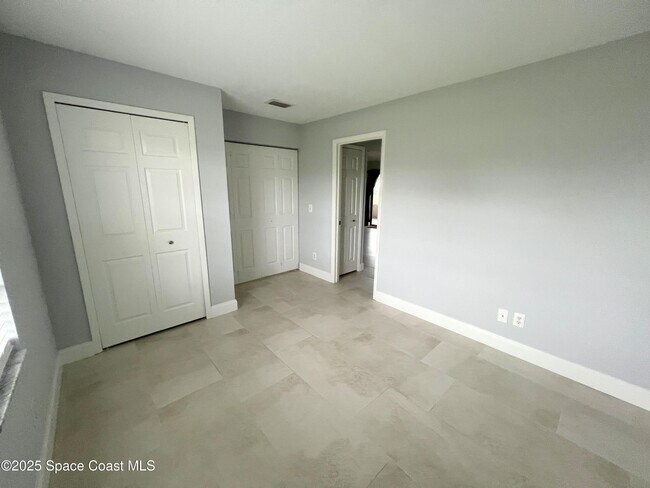 Building Photo - 761 Glencove Ave NW