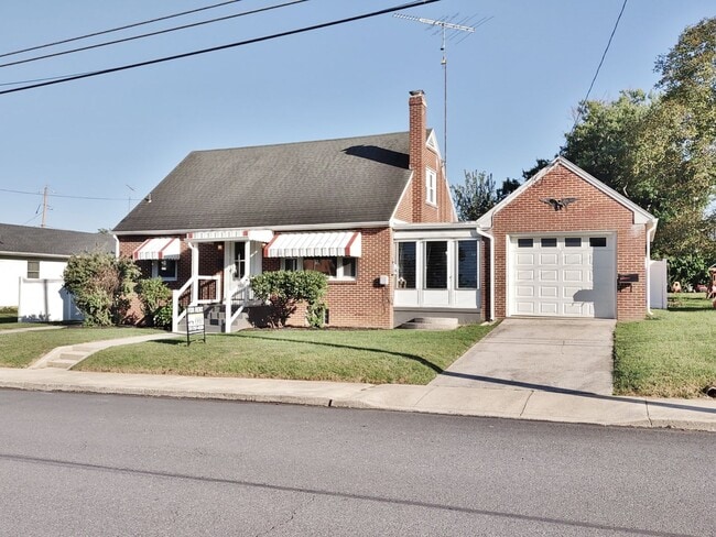 Building Photo - 4 Bed / 2 Bath Single Family Home
