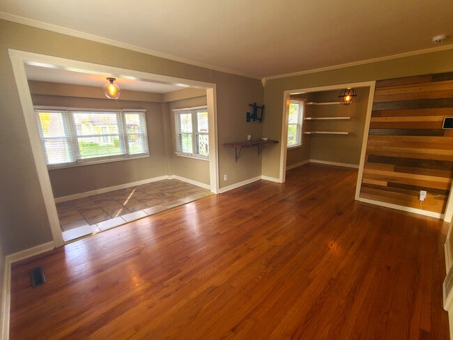 Building Photo - 8217 Belleview Ave