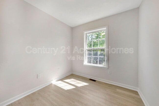 Building Photo - 9907 Warwick Pl