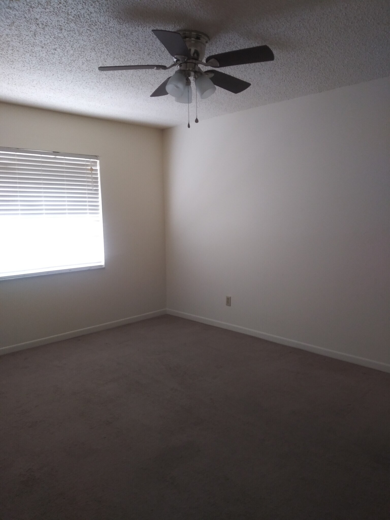 Building Photo - 415 NE 27th Ave