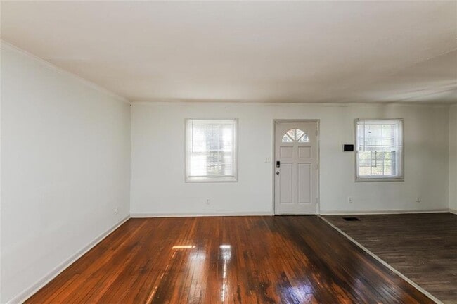 Building Photo - 210 Oak Dr SE