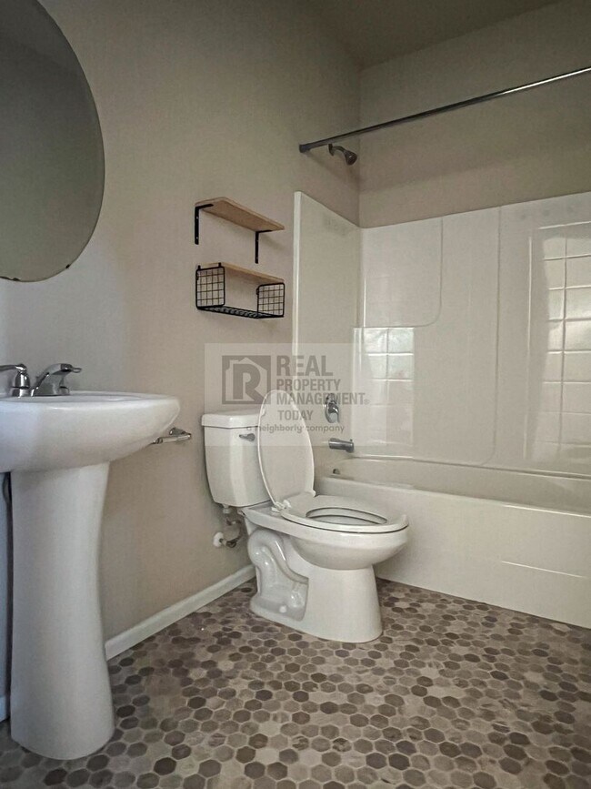 Building Photo - Spacious 5 Bedroom Home In Lacey!!