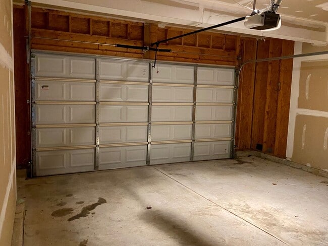 Building Photo - Charming 4 Bedroom/2.5 Bathroom in White M...