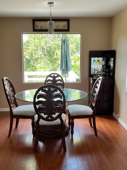 Dining area - 5480 Avenue B
