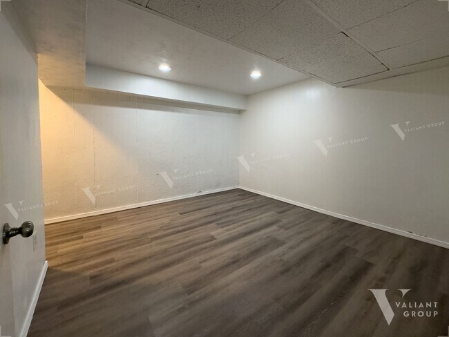 Building Photo - Spacious 4 Bedroom Ozark Home