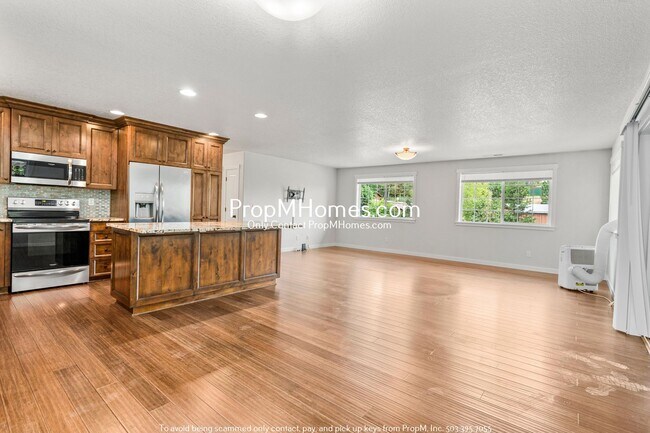 Building Photo - Vibrant Four-Bedroom Country Retreat with ...