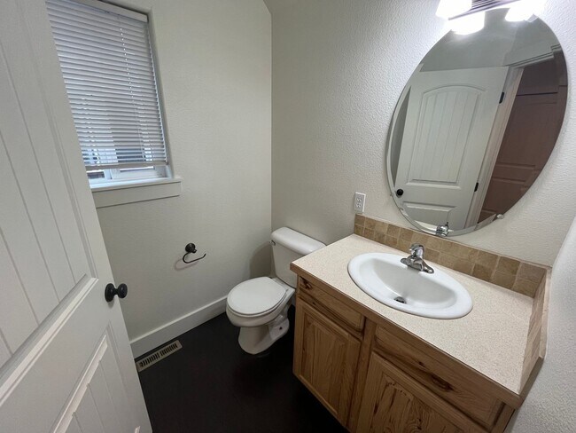 Building Photo - 3 Bed/2.5 Bath Single Family Home Close to the Old Mill