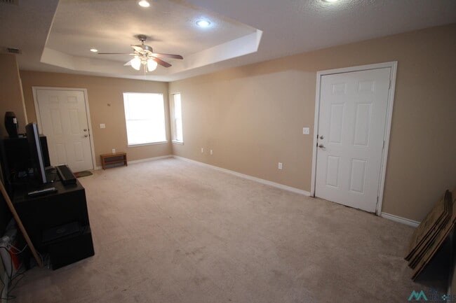 Building Photo - 708 Bison Rd