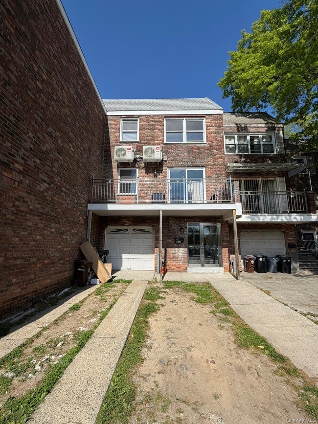 Building Photo - 42-95-95 Crommelin St