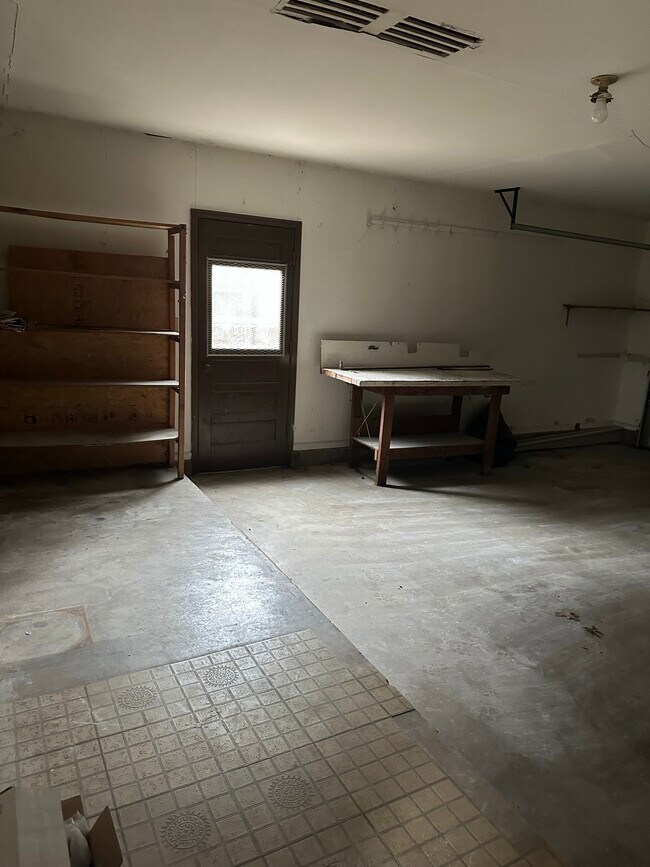 Building Photo - 6722 E 75th St S