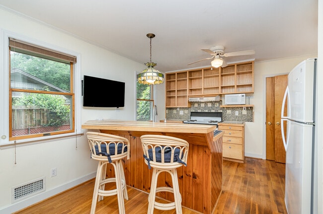 Building Photo - 4344 University Dr