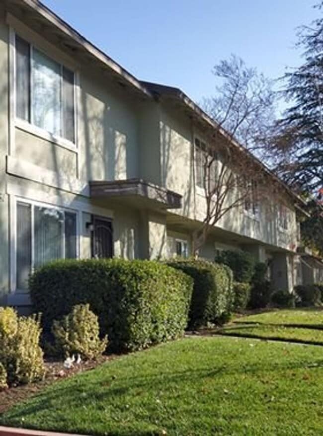 8881 La Riviera Drive Unit C Modern Livi... 8881 La Riviera Dr