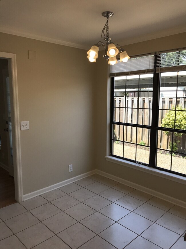 Building Photo - Bellevue Townhome 4 bedrooms 3 full baths