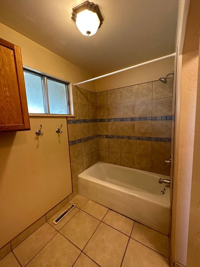 Building Photo - 4 bed 2.5 bath home in Rexburg with GAS AN...