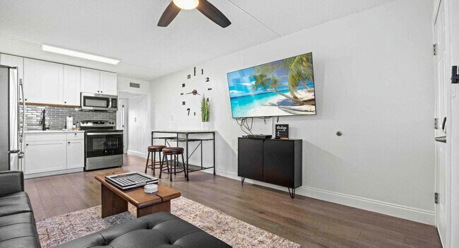 Building Photo - 556 Coral Ct