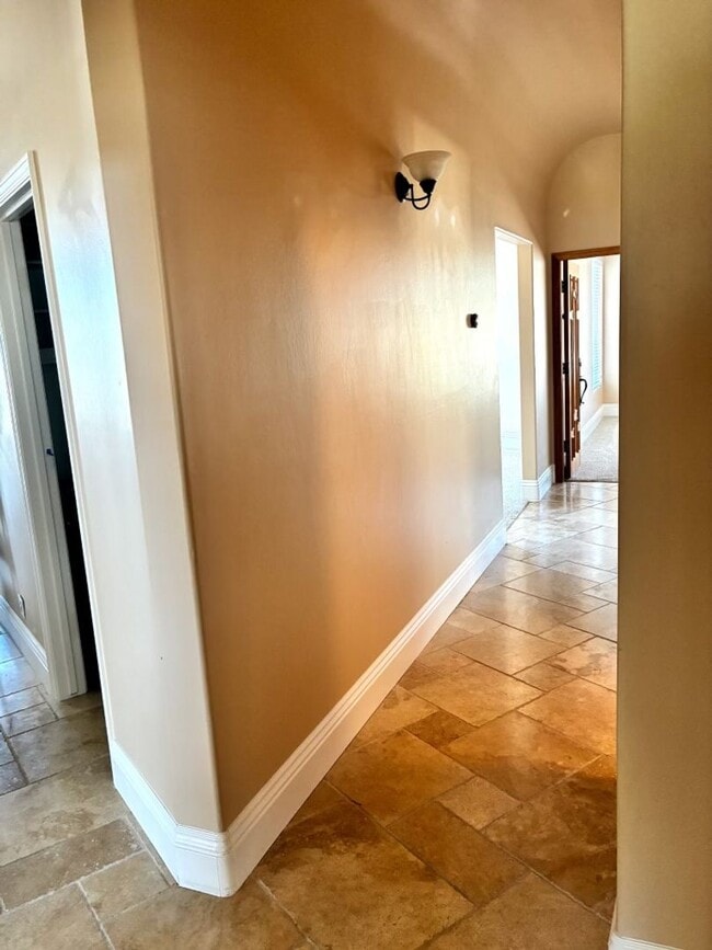 Building Photo - Coastal Living Awaits