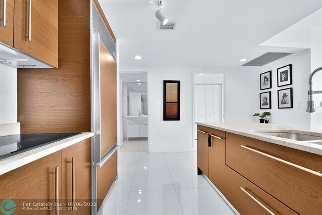 Building Photo - 475 Brickell Ave