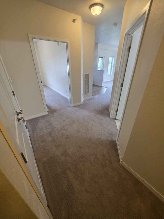 Building Photo - 2 Bedroom | 1 Bathroom 3rd Floor Apartment Available RIGHT NOW!