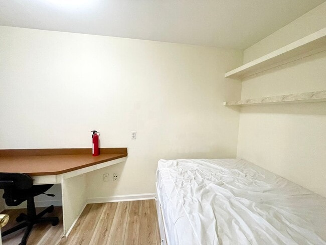 Building Photo - Townhouse located near corner of Gervais and Barnwell Streets. Walk to USC!