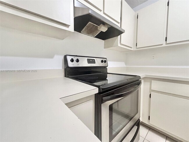 Building Photo - 400 Palm Cir W