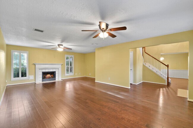 Building Photo - Freshly Painted Beauty with Spacious Outdo...