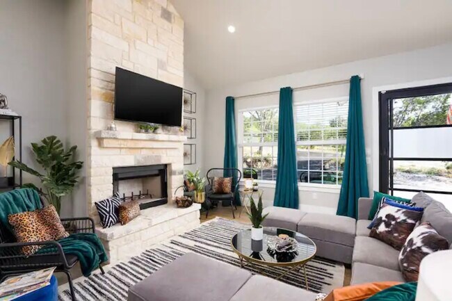 Building Photo - 1025 Scenic View Dr