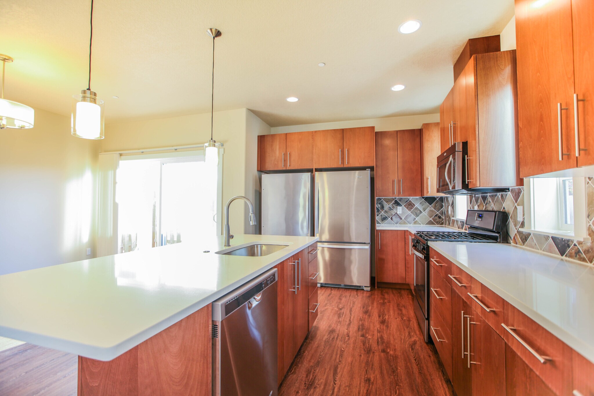 Building Photo - 910 Grove SW St