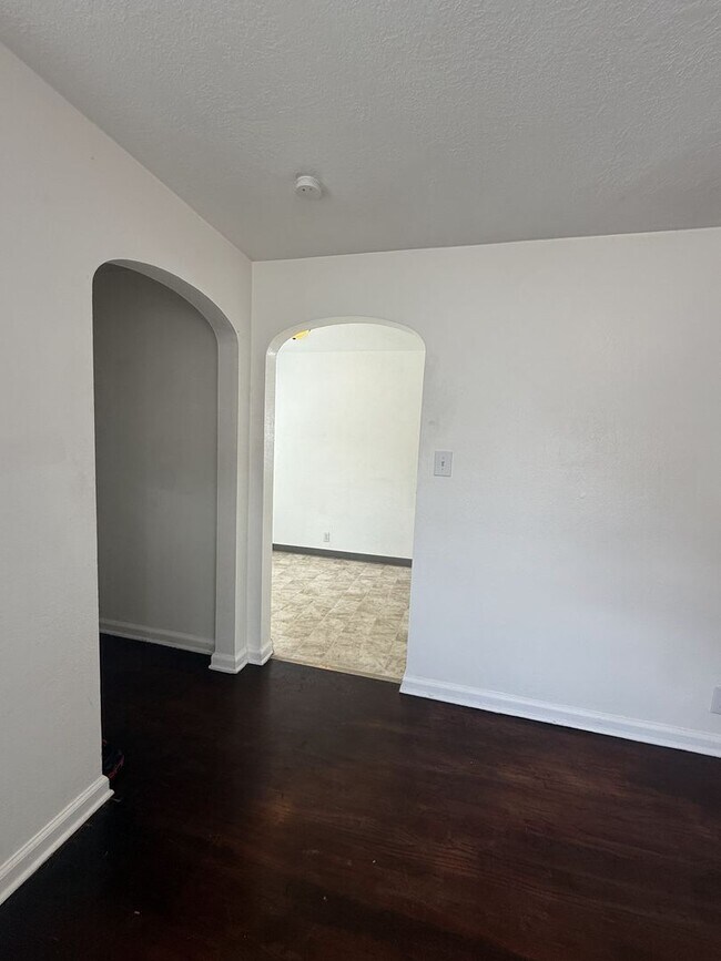 Building Photo - 428 S 10th Ave