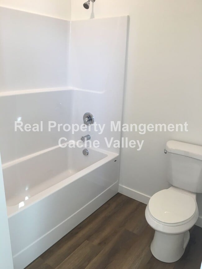 Building Photo - 462 W 40 S