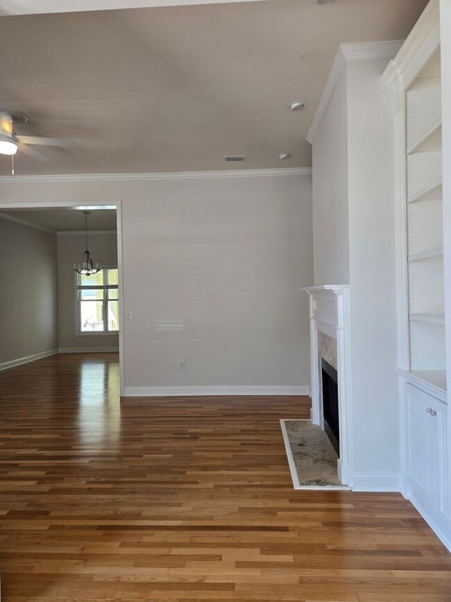 Building Photo - 3-bedroom, 2-bathroom cottage-style villa in Savanna Pointe