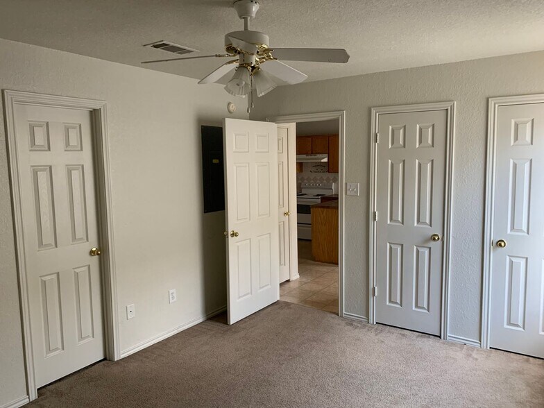 Building Photo - 3301 Toledo Dr