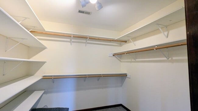 Building Photo - 709 W Kenilworth Ave