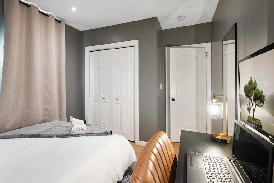 Building Photo - 32 E 44th St