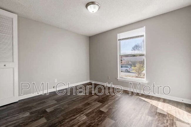 Building Photo - 3214 Old House Cir