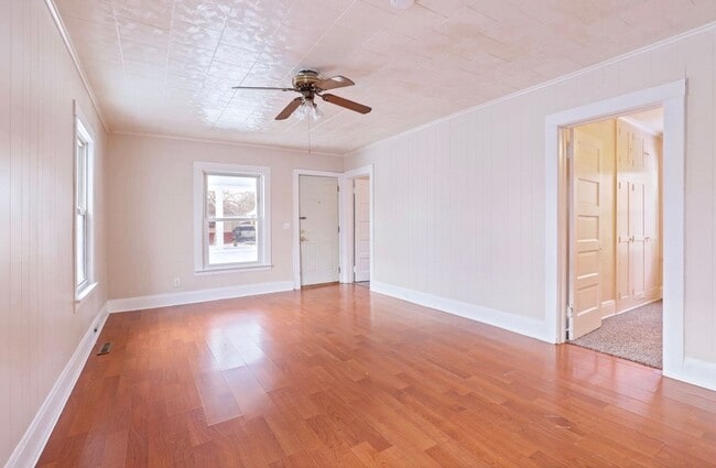 Building Photo - Charming 2 Bedroom, 1 Bath Home on Niagara – Clean, Cozy & Move-In Ready!