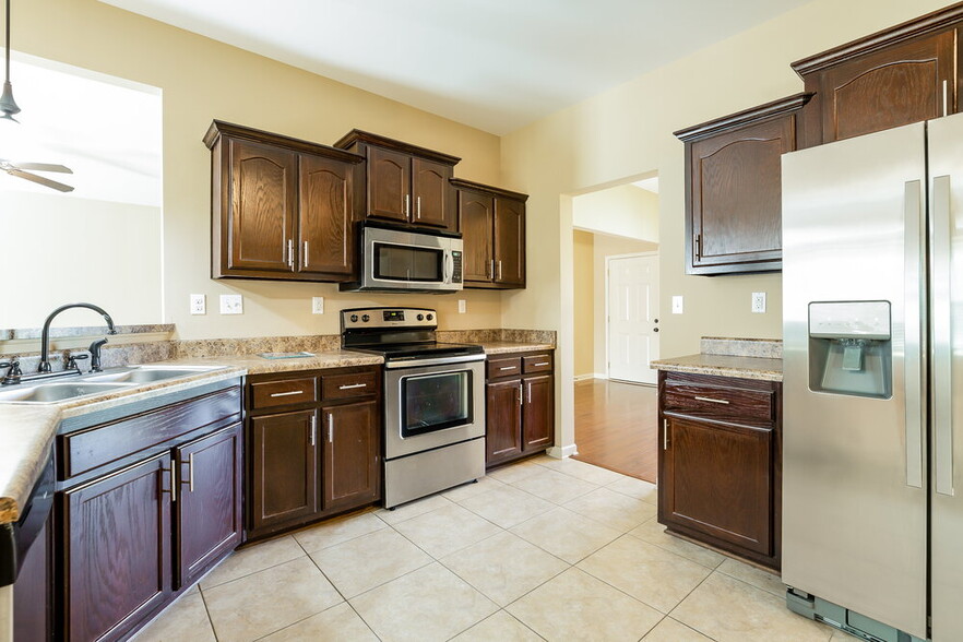 Building Photo - 6057 Vera Ln