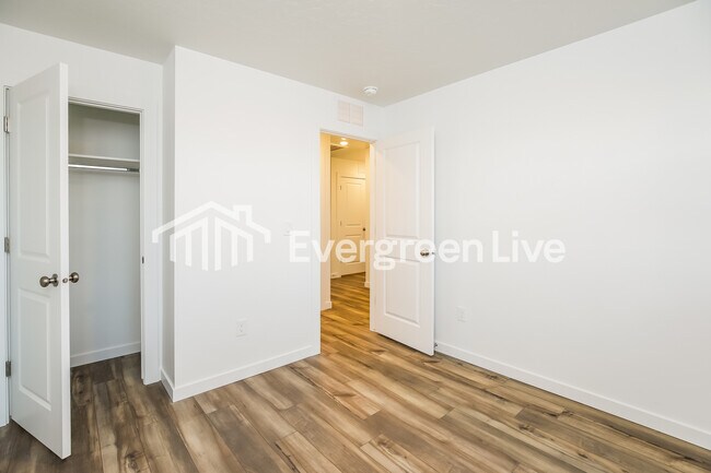 Building Photo - 335 Lightning Ave