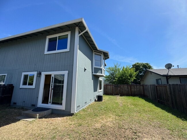 Building Photo - Charming 3 bedroom 1.5 bathroom Two story Town House with an attached garage.