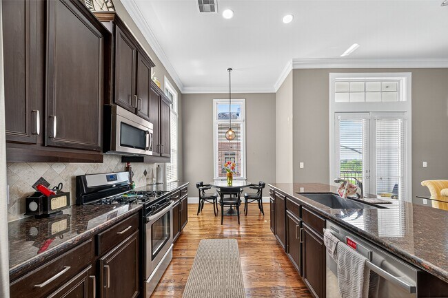 Building Photo - 9413 Fannin St