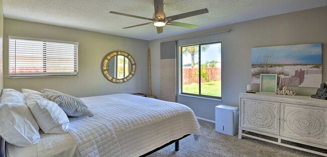 Building Photo - WALK TO THE BEACH! 4 bed, 2 bath, 2 car ga...