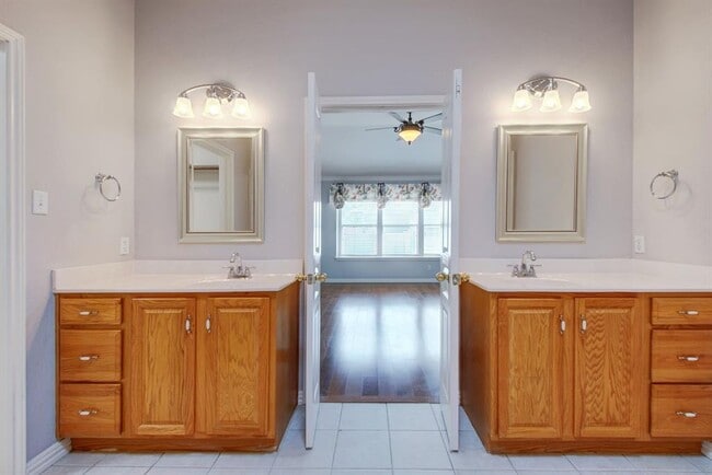 Building Photo - 904 Black Canyon St