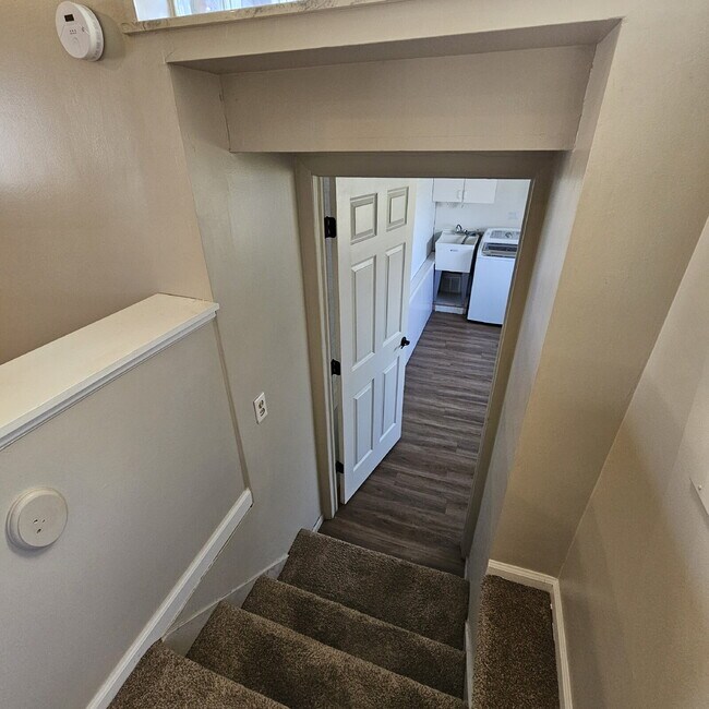 Building Photo - 3 Bedroom, 1.5 Bath Brick Ranch with Attac...