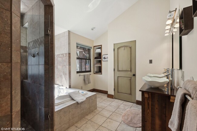 Building Photo - Charming 4 bedroom Home in Whitefish on 3 ...