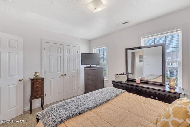 Building Photo - Very Well Maintained Townhome In Carolina ...