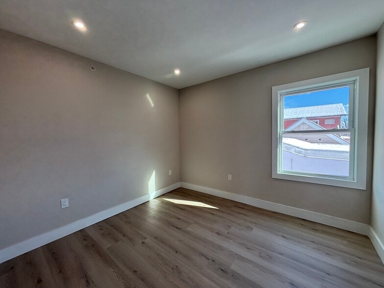 Building Photo - 130 Elm St