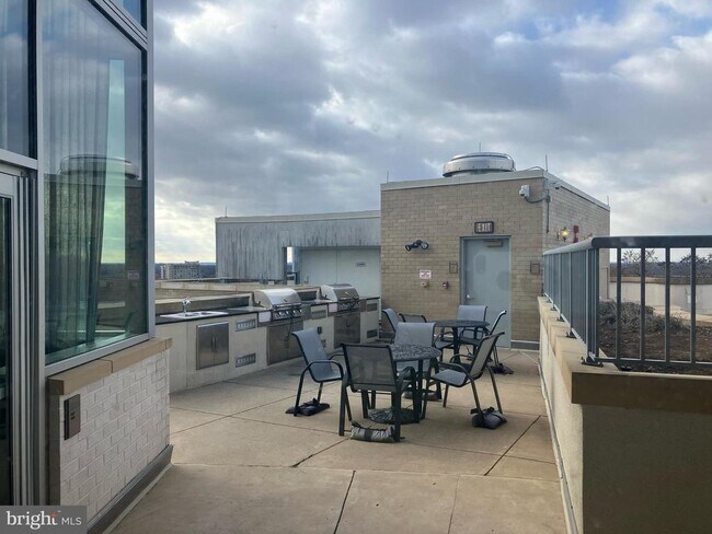 Building Photo - 5750 Bou Ave