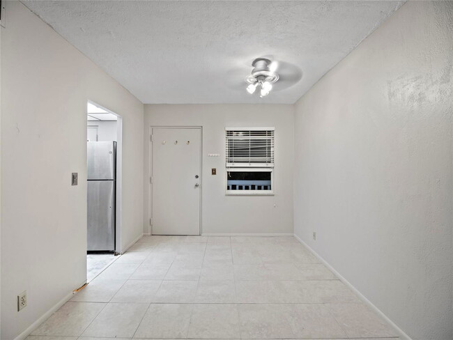 Building Photo - 2555 NE 11th St