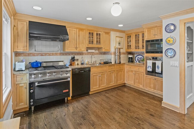 Building Photo - 87 Piping Rock Rd